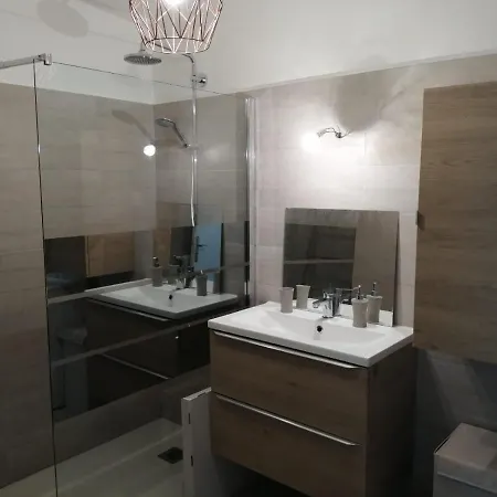 Appartement Joli 2 Pieces Ensoleille Avec Terrasse Et Parking